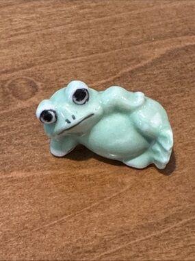 Bug House Frog Lounging Orig Sticker Bone China Miniature 1”